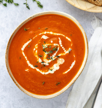 Tomaten-basilicumsoep met feestelijke balletjes 