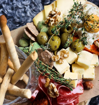 Grissini - tapenade - diverse crackers Italiaanse ham - Coppa di Parma - witte pens