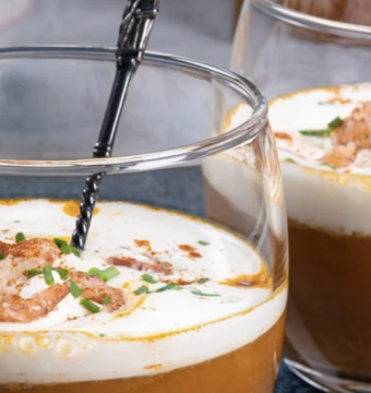 Bisque van schaaldieren, lobbige room van citrus en groene kruiden