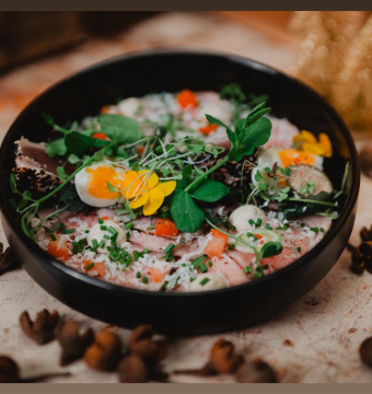 Vitello tonato - tonijntataki  appelkapper - basilicum