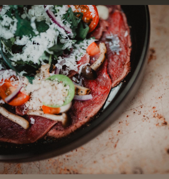 Carpaccio van hert - truffelmayo roma tomaat - fregola di sarda