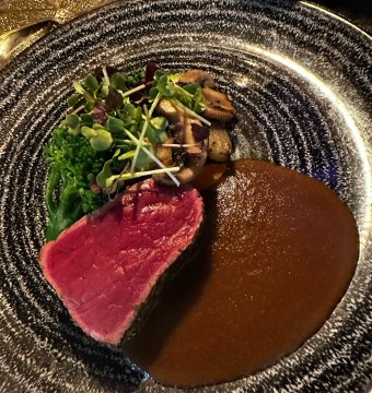 Filet van hert ‘grilled’ met jus van kweepeer