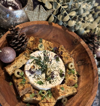 Camembert dip - home made focaccia brood rozemarijn (V)