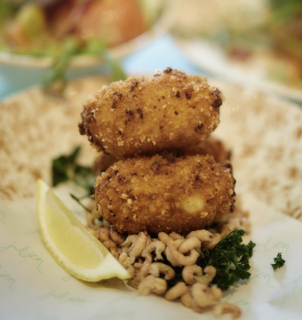 Slaatje huisgemaakte garnaalkroketten 2stuks