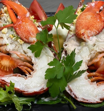 Halve kreeft Belle-Veu - frisse sla - little gem  cocktail - hoeve ei