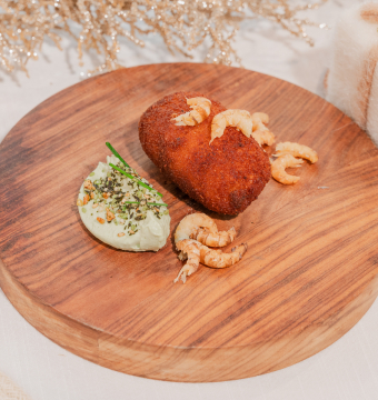 Huisgemaakte garnaalkroket met groene kruidendip  